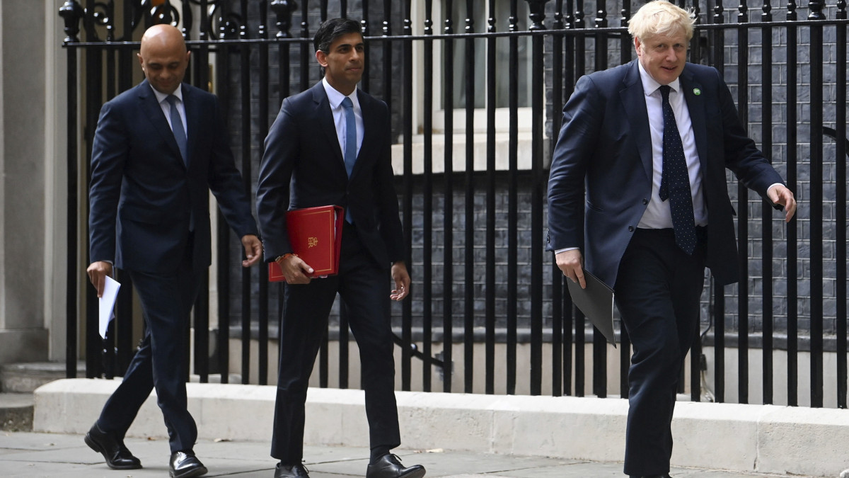 A 2021. május 7-i képen Sajid Javid brit egészségügyi miniszter, Rishi Sunak pénzügyminiszter és Boris Johnson miniszerelnök (b-j) érkezik a londoni kormányfői rezidenciára. Javid és Sunak július 5-én lemondott tisztségéről. A miniszterek a kormányfő iránti bizalmuk megrendülésével indokolták döntésüket.