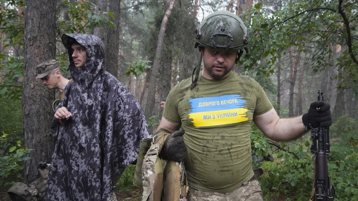 Ukrán katonák a frontvonal közelében a kelet-ukrajnai Harkivban 2022. július 5-én.