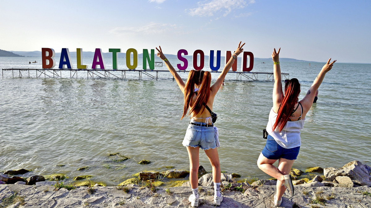 Fiatalok a Balaton Sound fesztiválon a Somogy megyei Zamárdiban 2022. június 29-én. Két év szünet után tért vissza Európa egyik legnagyobb presztízsű vízparti elektronikus zenei fesztiválja. 