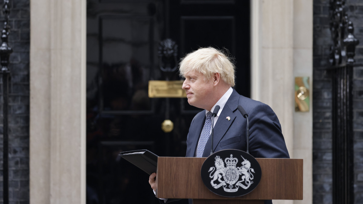 Boris Johnson miniszterelnök ellép az emelvénytől, miután bejelentette, hogy lemond a brit Konzervatív Párt vezetői posztjáról a londoni kormányfői rezidencia, a Downing Street 10. előtt 2022. július 7-én. A lépéssel megszűnik Johnson miniszterelnöki tisztsége is, de a kormányfő bejelentette, hogy utódja megválasztásáig ellátja hivatali feladatait. Johnson 2019 óta állt a kormányzó Konzervatív Párt és a brit kormány élén.