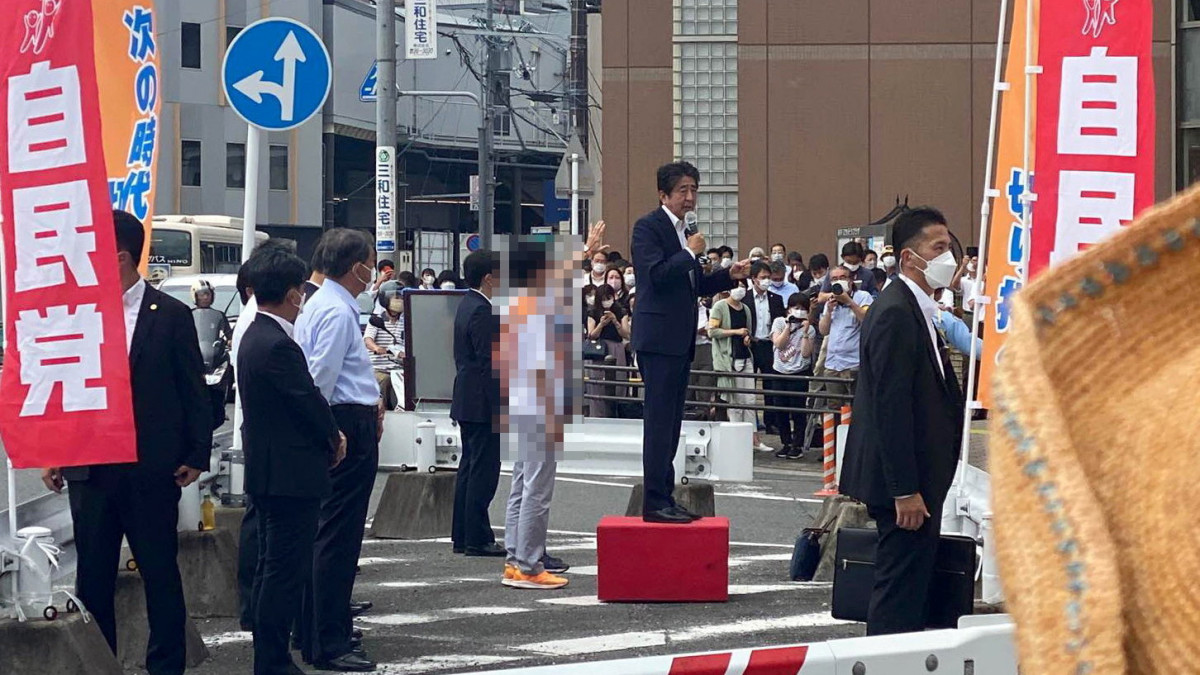 Abe Sindzó korábbi japán miniszterelnök (k) beszédet mond egy választási kampányeseményen, amelyen kevéssel később merényletet követtek el ellene a közép-japáni Narában 2022. július 8-án. Abe a lövéstől eszméletét vesztette, az elkövetőt elfogták.