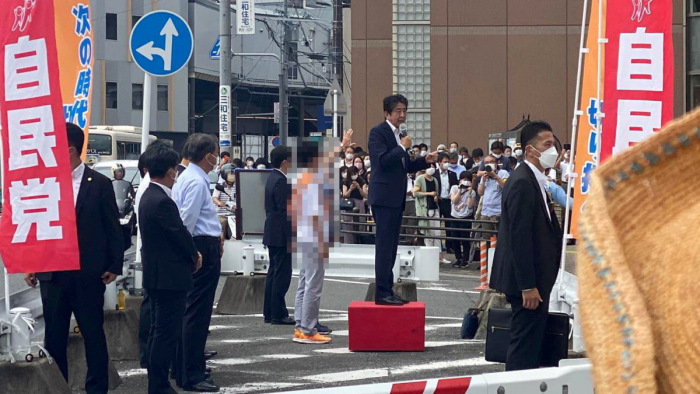 Drámai felvételeken a volt japán miniszterelnök elleni merénylet (18+)