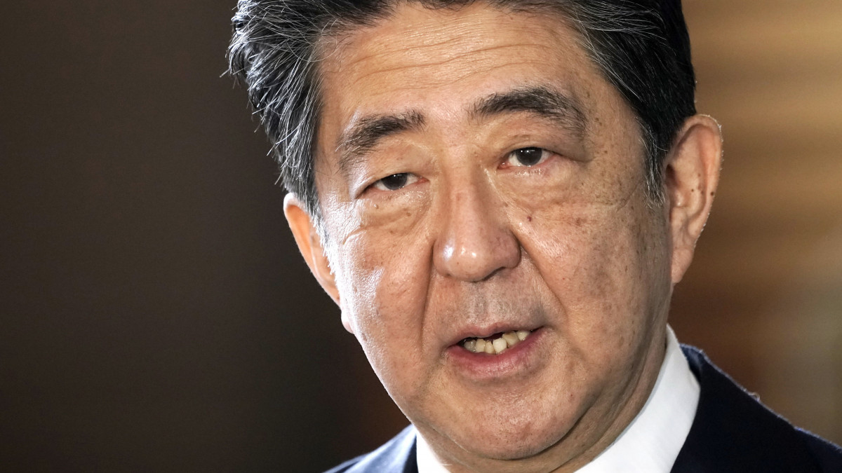 A 2020. szeptember 16-i képen Abe Sindzó japán miniszterelnök sajtóértekezletet tart a tokiói kormányfői hivatalban. 2022. július 8-án merényletet követtek el a korábbi kormányfő ellen egy választási kampányeseményen a közép-japáni Narában. Abe a lövéstől eszméletét vesztette, az elkövetőt elfogták.
