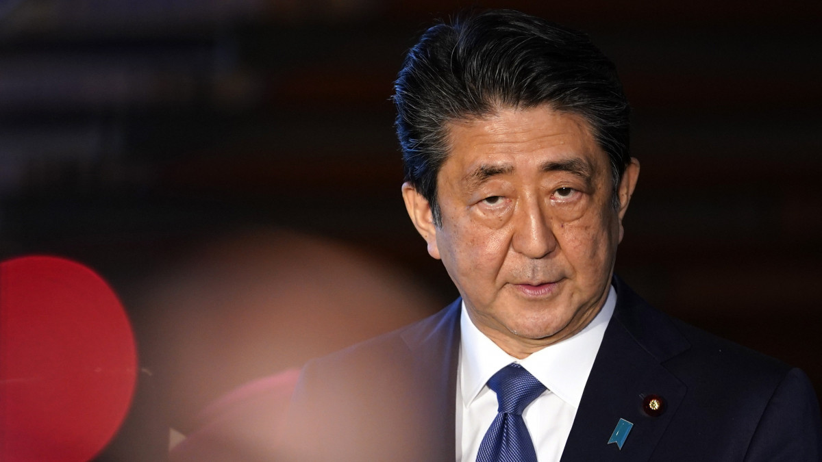 Abe Sindzó japán miniszterelnök sajtótájékoztatót tart a koronavírus-járvány okozta válság kezeléséről a tokiói kormányfői rezidenciánál 2020. április 6-án. A japán államfő beszélt a tervezett gazdaságélénkítő csomagról és bejelentette, hogy a fertőzöttek számának növekedése miatt a következő naptól veszélyhelyzetet hirdet.