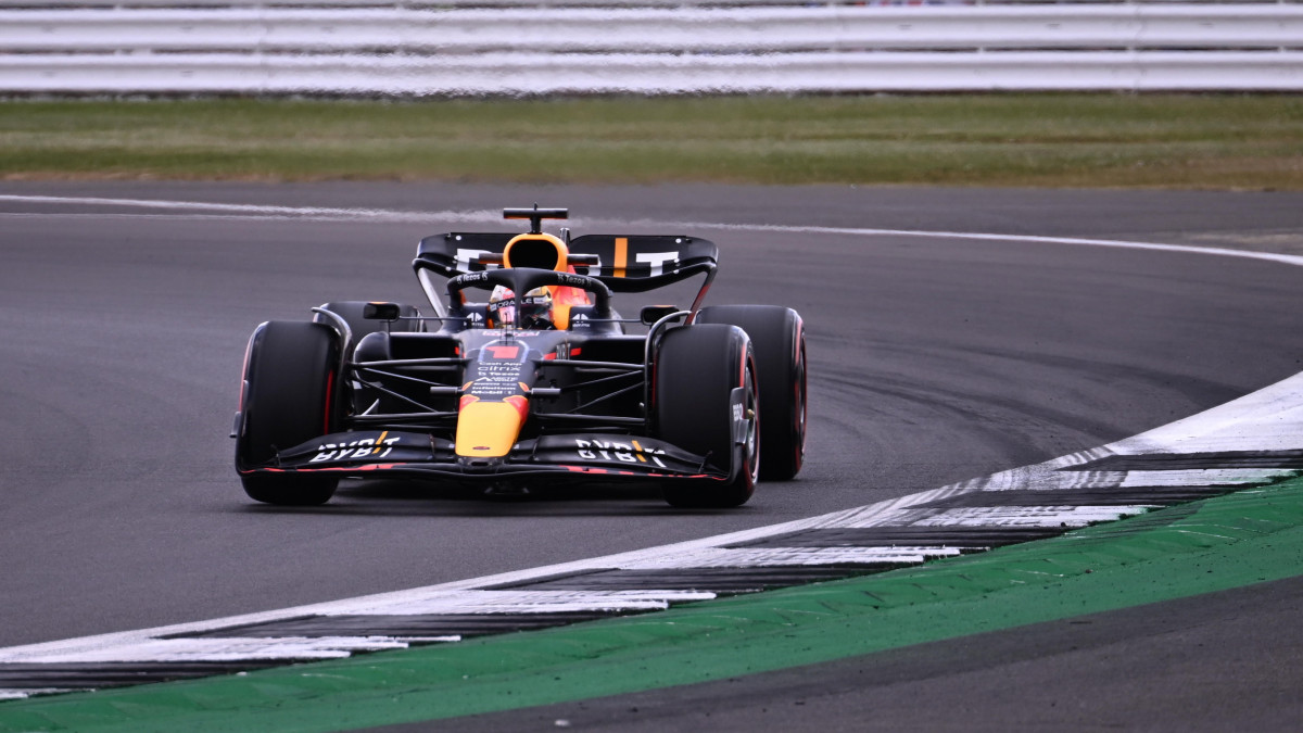 Max Verstappen, a Red Bull kanadai versenyzője a Forma-1-es autós gyorsasági világbajnokság Brit Nagydíjának első szabadedzésén a silverstone-i pályán 2022. július 1-jén. A futamot július 3-án rendezik.