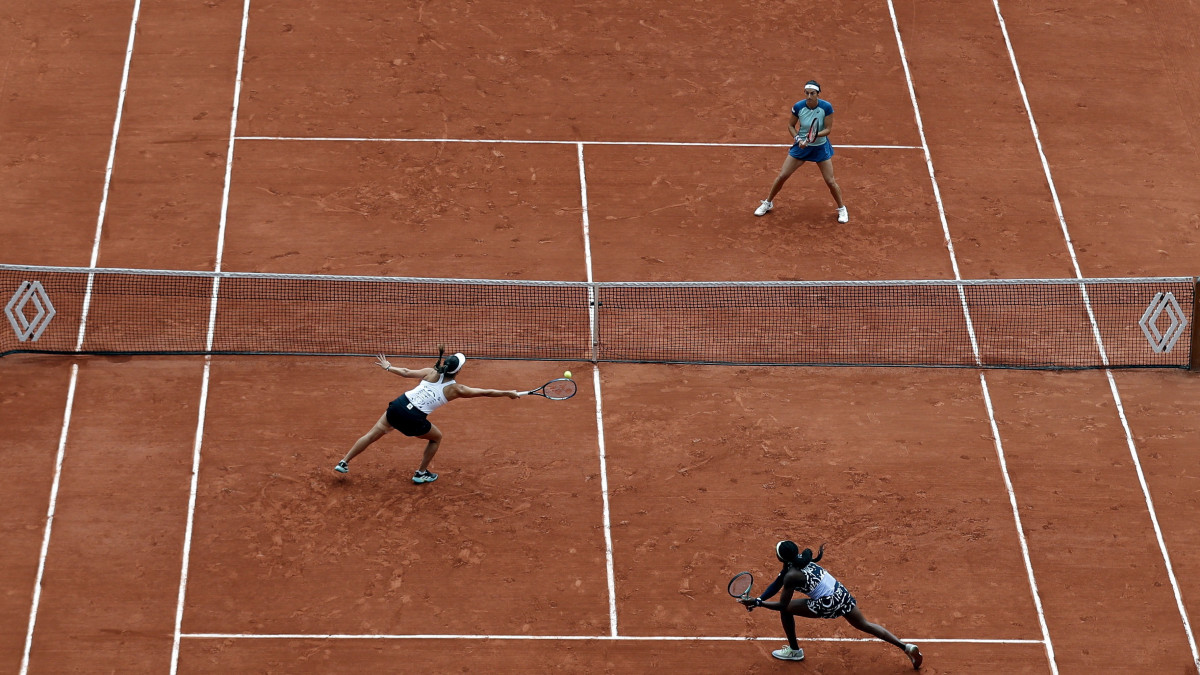 Az amerikai Coco Gauff és Jessica Pegula (elöl j-b) a francia Caroline Garcia és Kristina Mladenovic (hátul j-b) ellen játszik a francia nemzetközi teniszbajnokság női párosának döntőjében a párizsi Roland Garros Stadionban 2022. június 5-én.