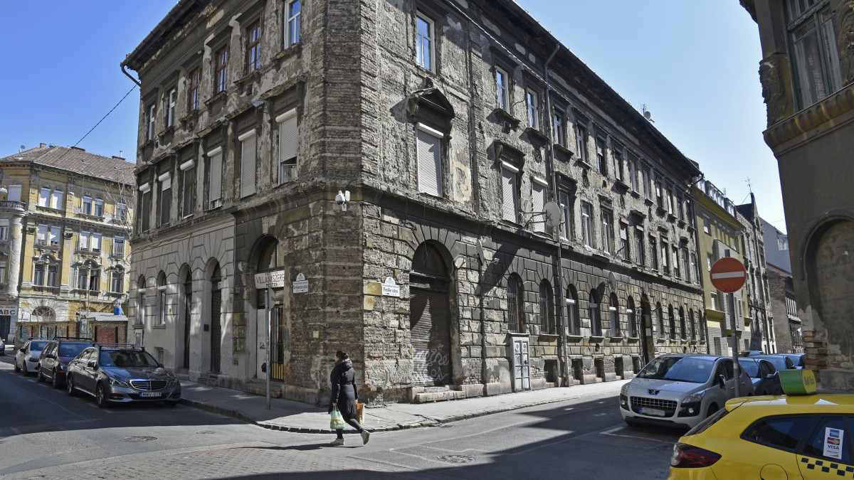 Budapest, 2022. március 12. Egy felújításra váró lakóház a Bérkocsis és Fecske  utcák találkozásánál a főváros VIII. kerületében, a Józsefvárosban. A 18. század második felére a Pacsirtamező - Tavaszmező - Keresztúri út (a mai Népszínház utca) - Rákos-árok közötti területen falusias település alakult ki, melynek 1777. november 7-én Mária Terézia engedélyezte, hogy fiáról Josephinumnak neveztessék (sic!) el. MTVA/Bizományosi: Róka László