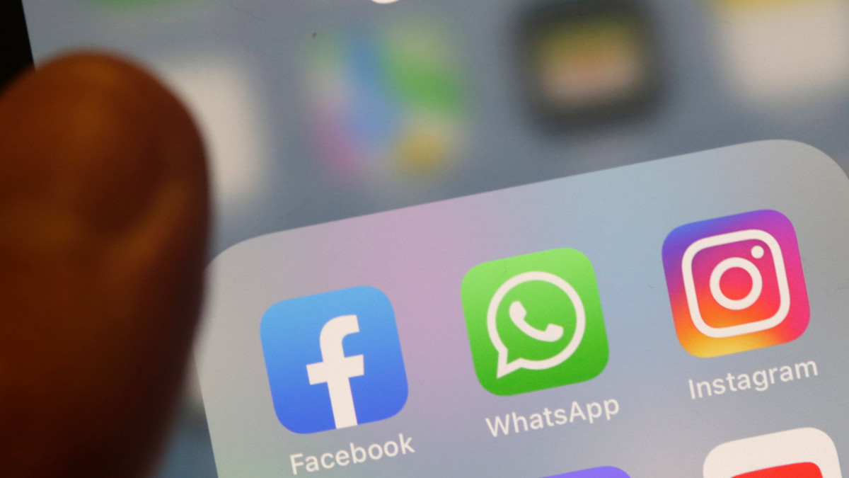Facebook, WhatsApp és Instagram alkalmazás (b-j) egy okostelefon kijelzőjén Belgrádban 2021. október 4-én. Néhány perccel 18 óra előtt világszerte leállt a Facebook valamennyi szolgáltatása, a Messenger, az Instagram és a WhatsApp, valószínűleg szerverhiba miatt. A Mark Zuckerberg irányította közösségi oldal és platformjai a több órás leállást követően október 4-én éjfél előtt nem sokkal újraindultak.