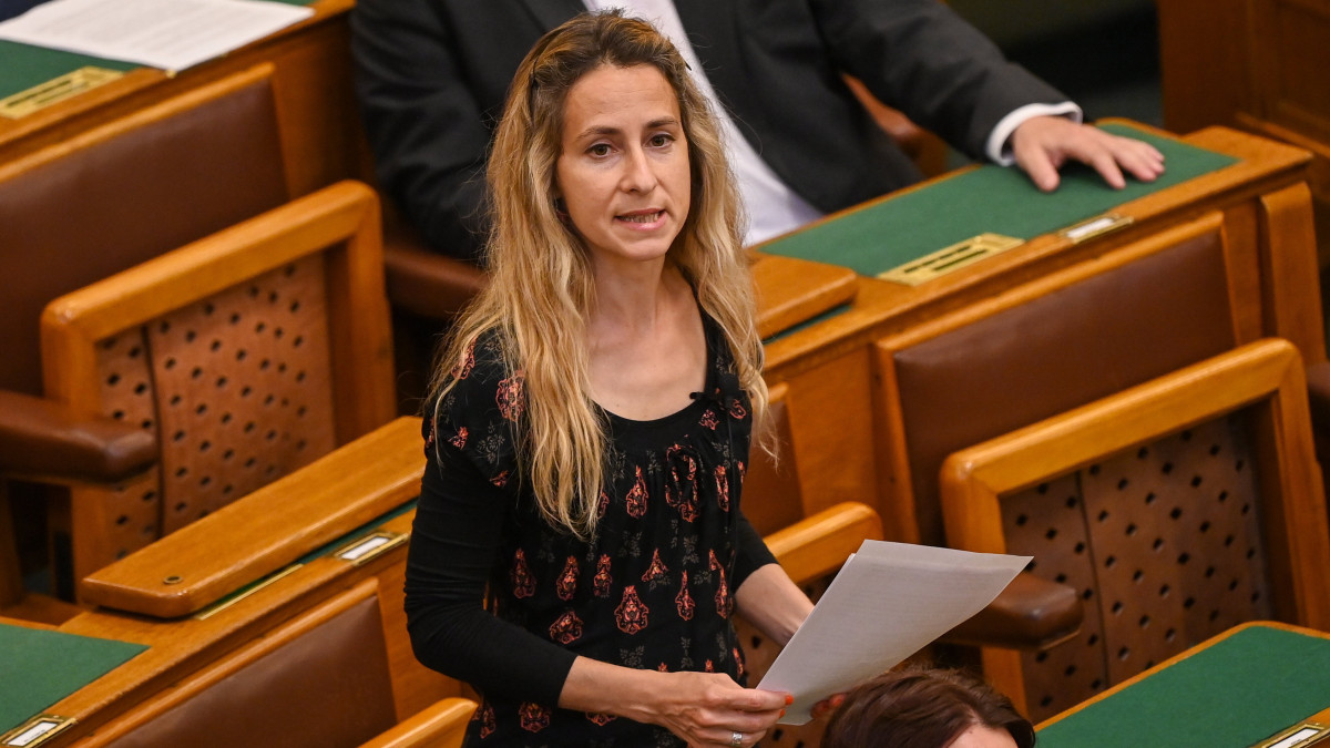 Szabó Rebeka, a Párbeszéd képviselője napirend előtt szólal fel az Országgyűlés plenáris ülésén 2022. május 24-én.