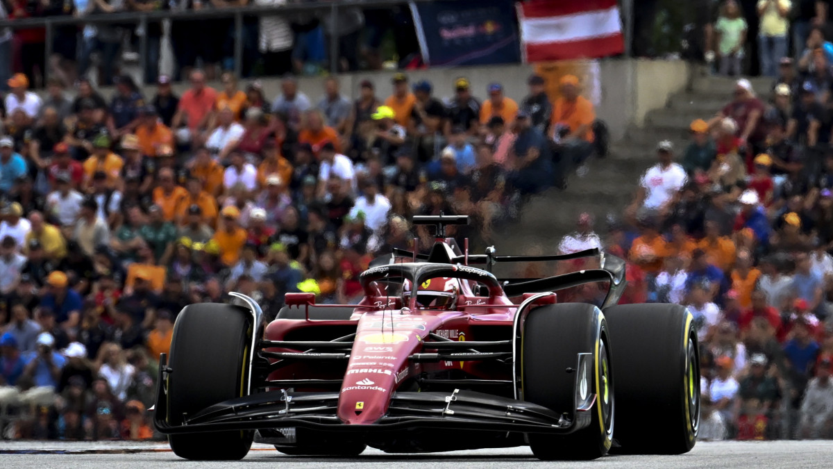 Charles Leclerc, a Ferrari monacói versenyzője a Forma-1-es autós gyorsasági világbajnokság Osztrák Nagydíjának startja után a spielbergi pályán  2022. július 10-én.
