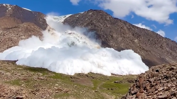 Menekülés helyett videóra vette a rá zúduló lavinát egy brit turista