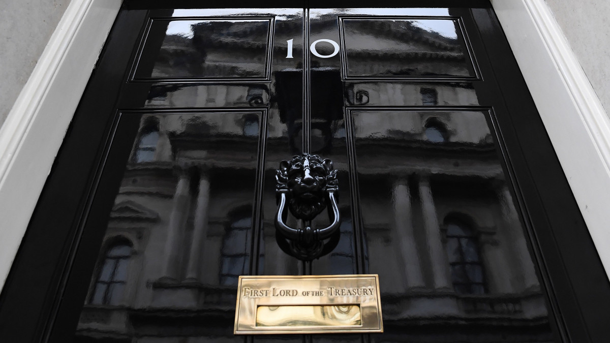 A brit kormányfői rezidencia, a londoni Downing Street 10 ajtaja 2019. június 18-án, a kormányzó brit Konzervatív Párt vezetőválasztási szavazássorozata második fordulójának napján. A második fordulóban Dominic Raab volt Brexit-ügyi miniszter esett ki, a legtöbb voksot ismét Boris Johnson volt külügyminiszter kapta. A távozó Theresa May miniszterelnök pártvezetői tisztségéért folyó versengésben eredetileg 13 jelölt indult.