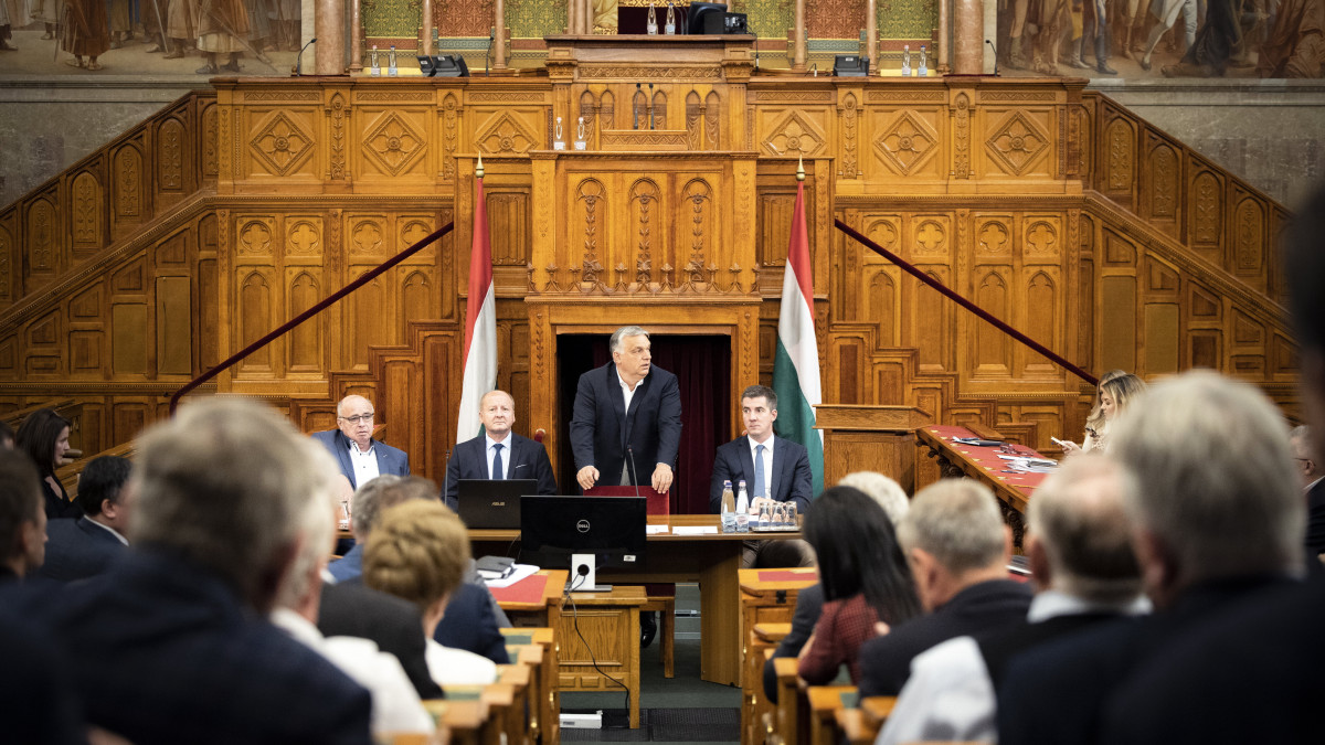 A Miniszterelnöki Sajtóiroda által közreadott képen Orbán Viktor miniszterelnök (k) az elhúzódó háború miatt kialakult európai gazdasági válságról, a háborús inflációról és az energiaárak alakulásáról ad tájékoztatást a Fidesz és a KDNP-frakciónak a parlamentben 2022. július 11-én. Orbán Viktor hangsúlyozta: válság idején is megvédjük a munkahelyeket, a családokat, a nyugdíjasokat és a rezsicsökkentést, ezért dolgozunk a következő hónapokban is. Balról Balla György, a Fidesz frakcióvezető-helyettese, Simicskó István (b2), a KDNP, jobbról Kocsis Máté, a Fidesz frakcióvezetője.