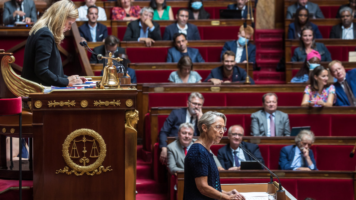 Élisabeth Borne francia miniszterelnök a nemzetgyűlés párizsi üléstermében a kormány ellen a baloldali szövetség, a NUPES által benyújtott bizalmatlansági indítvány vitájában 2022. július 11-én.