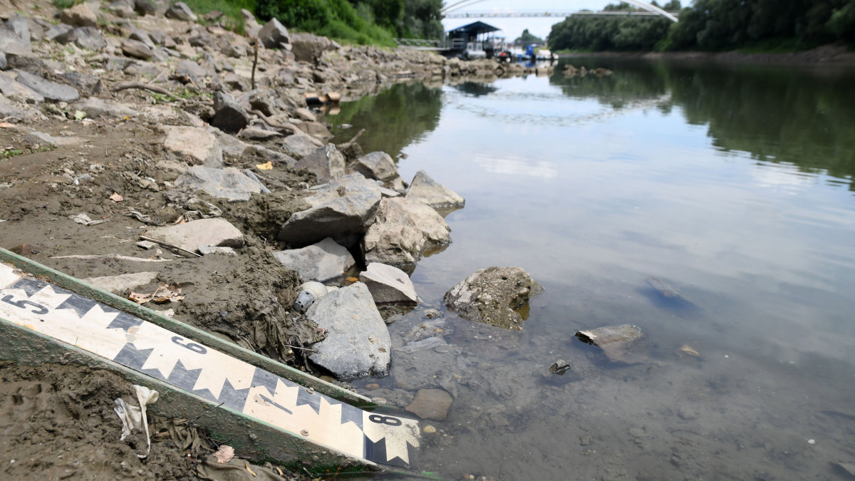 A városi vízmérce Szolnoknál, ahol a csapadékhiány miatt a Tisza alacsony vízállása -280 centiméterrel új negatív rekordot ért el 2022. július 7-én.