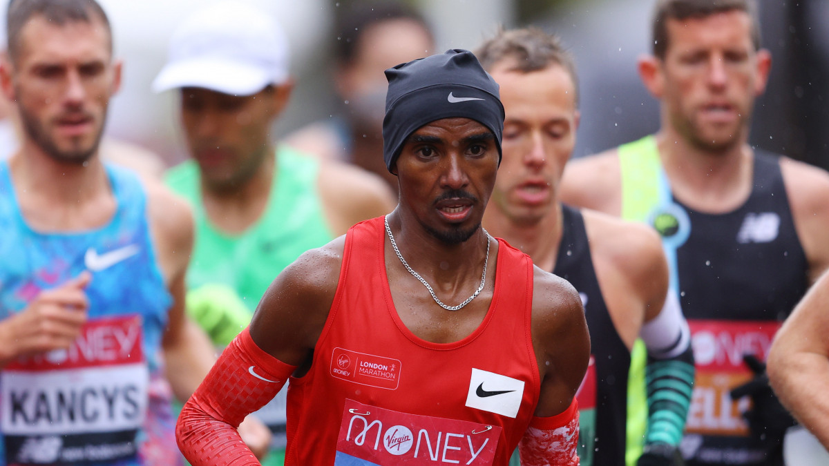 Mo Farah brit atléta a londoni maraton férfi mezőnyének versenyén 2020. október 4-én. Az idei londoni maratont a koronavírus-járvány miatt csak az elit mezőny részére rendezték meg a szokottól eltérő, zárt pályán.