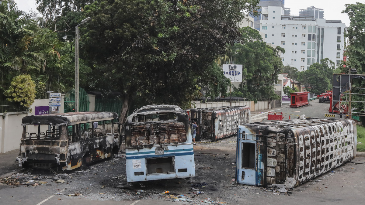 A Mahinda Radzsapaksza Srí Lanka-i kormányfő távozását követelő tüntetők által felgyújtott buszok Colombóban 2022. május 10-én. Mahinda Radzsapaksza előző nap lemondott posztjáról.