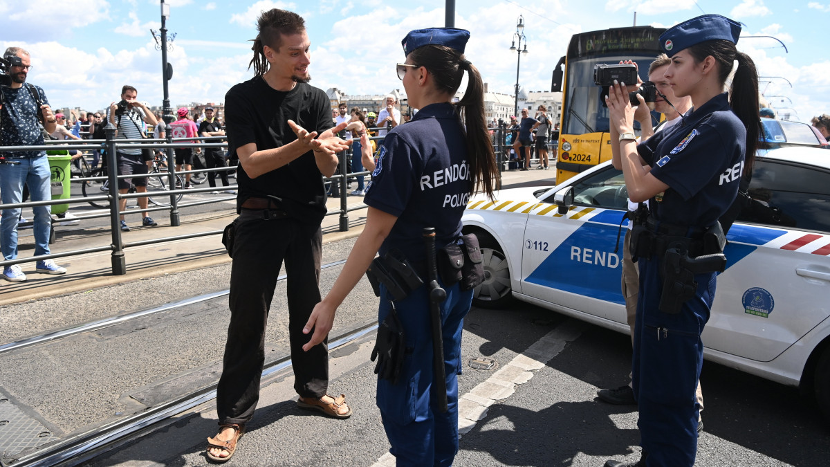Fejbe rúgott rendőr, utazás a villamos ütközőjén – hatósági intézkedések a Margit hídon