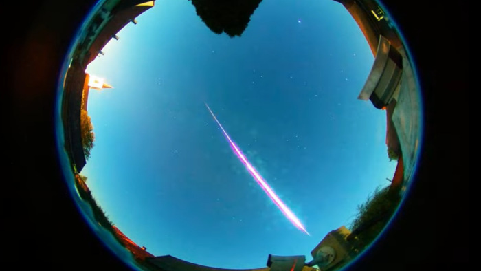 Kékes-lilás színben pompázó tűzgömb ragyogta be az eget – videó