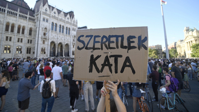 Tüntetés a kata módosítása ellen a Kossuth téren