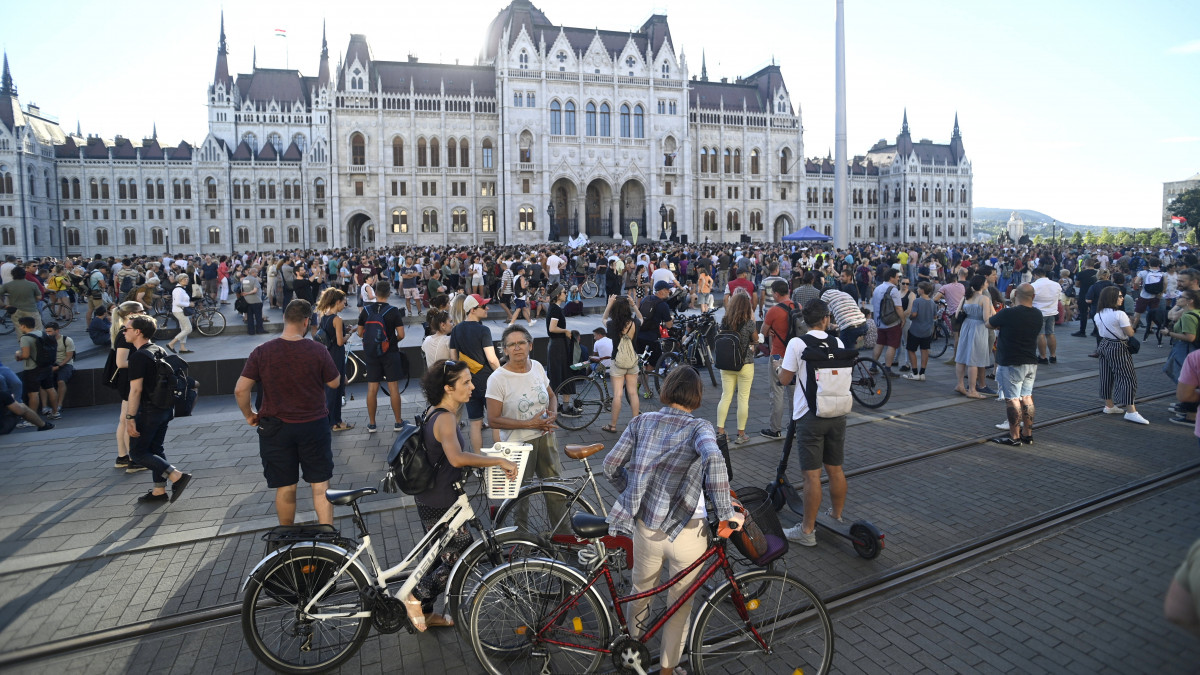 Résztvevők a Momentum Mozgalom tüntetésén, amelyen a kisadózó vállalkozók tételes adója (kata) módosítása ellen tiltakoztak Budapesten, a Kossuth téren 2022. július 13-án.