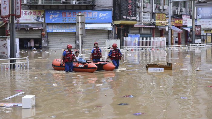 Az áradásoknak és a hőségnek is vannak áldozatai Kínában