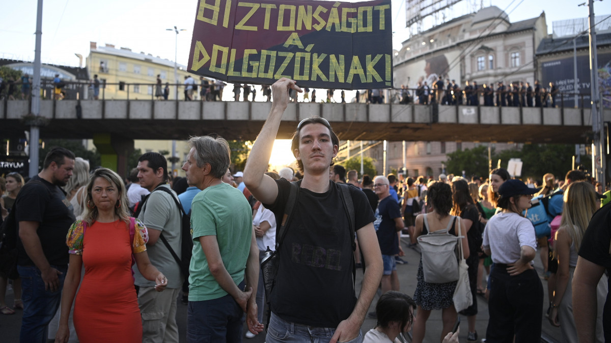 Résztvevők Nyugati téren a Momentum Mozgalom tüntetésén, amelyen a kisadózó vállalkozók tételes adója (kata) módosítása ellen tiltakoztak Budapesten 2022. július 13-án.