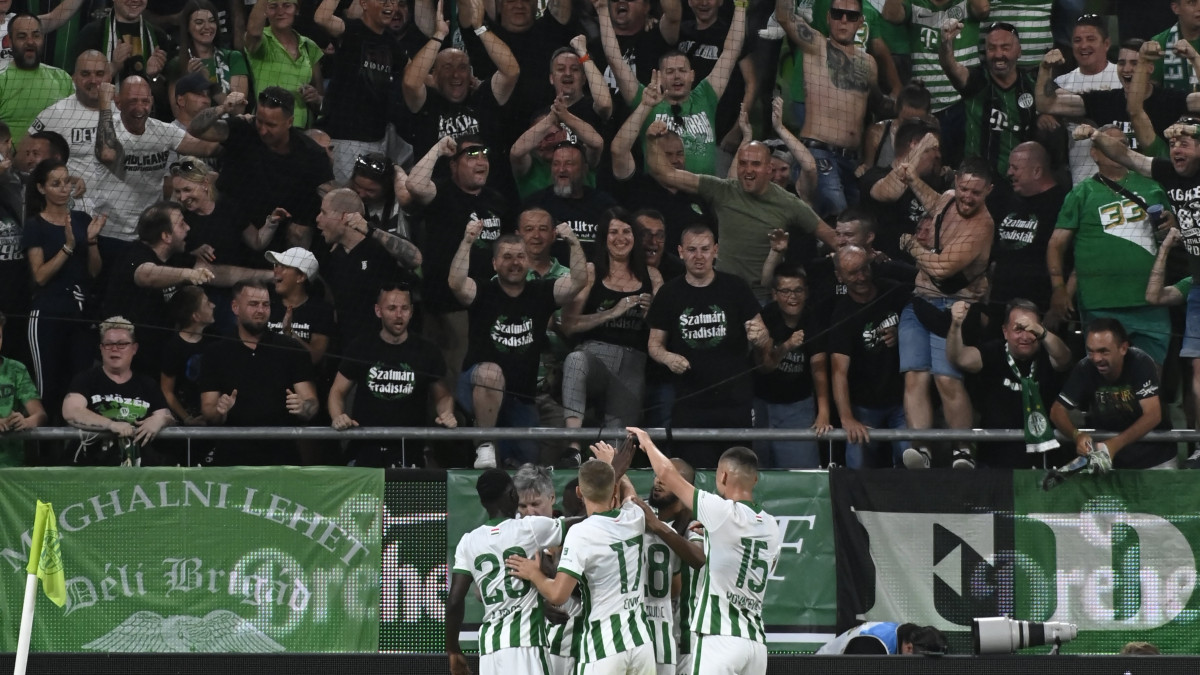 A ferencvárosi Anderson Esiti gólját ünneplik a labdarúgó Bajnokok Ligája selejtezőjének 1. fordulójában játszott Ferencváros  Tobol Kosztanaj visszavágó mérkőzésen a Groupama Arénában 2022. július 13-án. Ferencváros  Tobol Kosztanaj 5-1.
