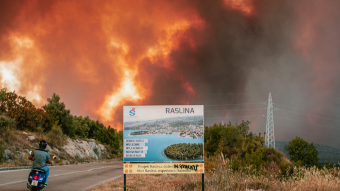 Hatalmas tűzvész a horvát tengerparton, útzár is van - videó
