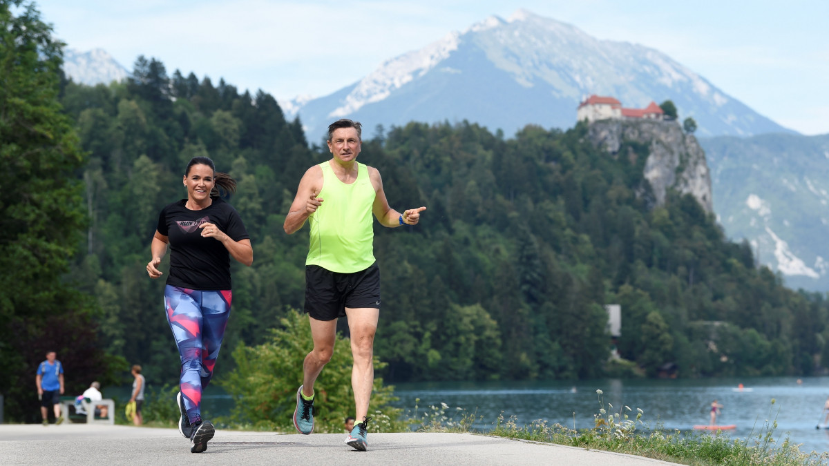 Novák Katalin magyar és Borut Pahor szlovén államfő fut a Bledi-tó partján 2022. július 14-én.