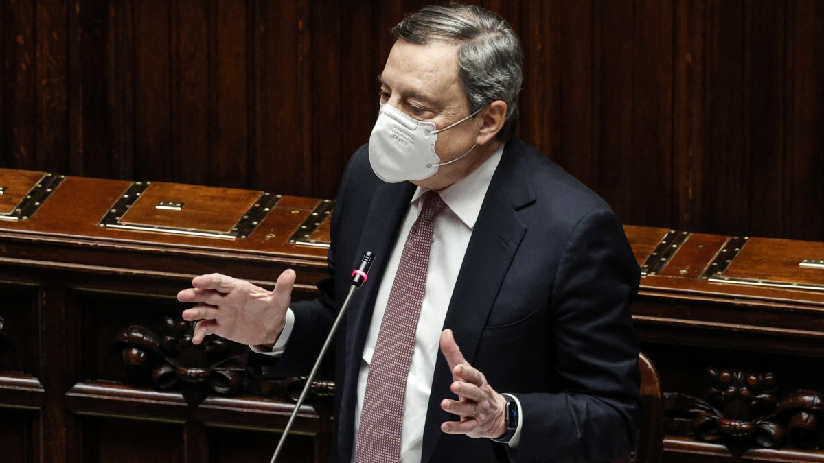 Mario Draghi olasz miniszterelnök az ukrajnai háború olaszországi következményeiről beszél az olasz parlament alsóházában 2022. március 9-én. Vlagyimir Putyin orosz elnök február 24-én rendelte el katonai művelet végrehajtását Ukrajnában.