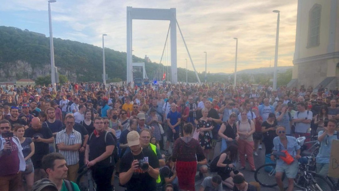Erzsébet híd: a rendőrség előállított egy demonstrálót