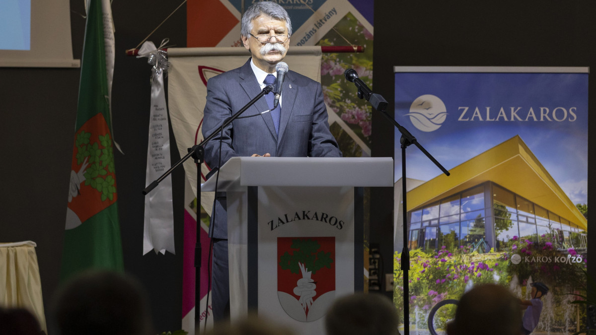 Kövér László, az Országgyűlés elnöke beszédet mond a Zalakaros várossá nyilvánításának 25. évfordulója alkalmából rendezett ünnepségen a Karos Korzó rendezvénytermében 2022. július 14-én.
