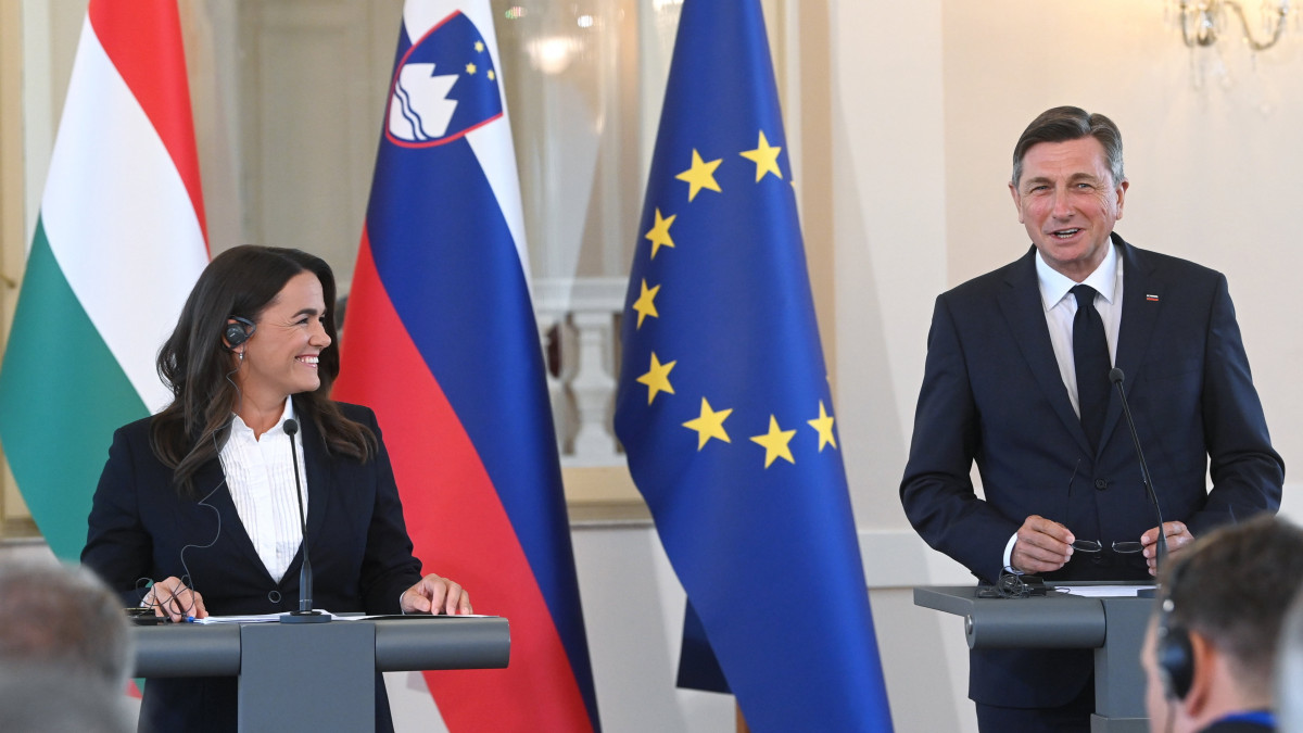Ljubljana, 2022. július 15.Novák Katalin köztársasági elnök és Borut Pahor szlovén államfő plenáris megbeszélésük után sajtótájékoztatót tartanak Ljubljanában, az Elnöki Palotában 2022. július 15-én.