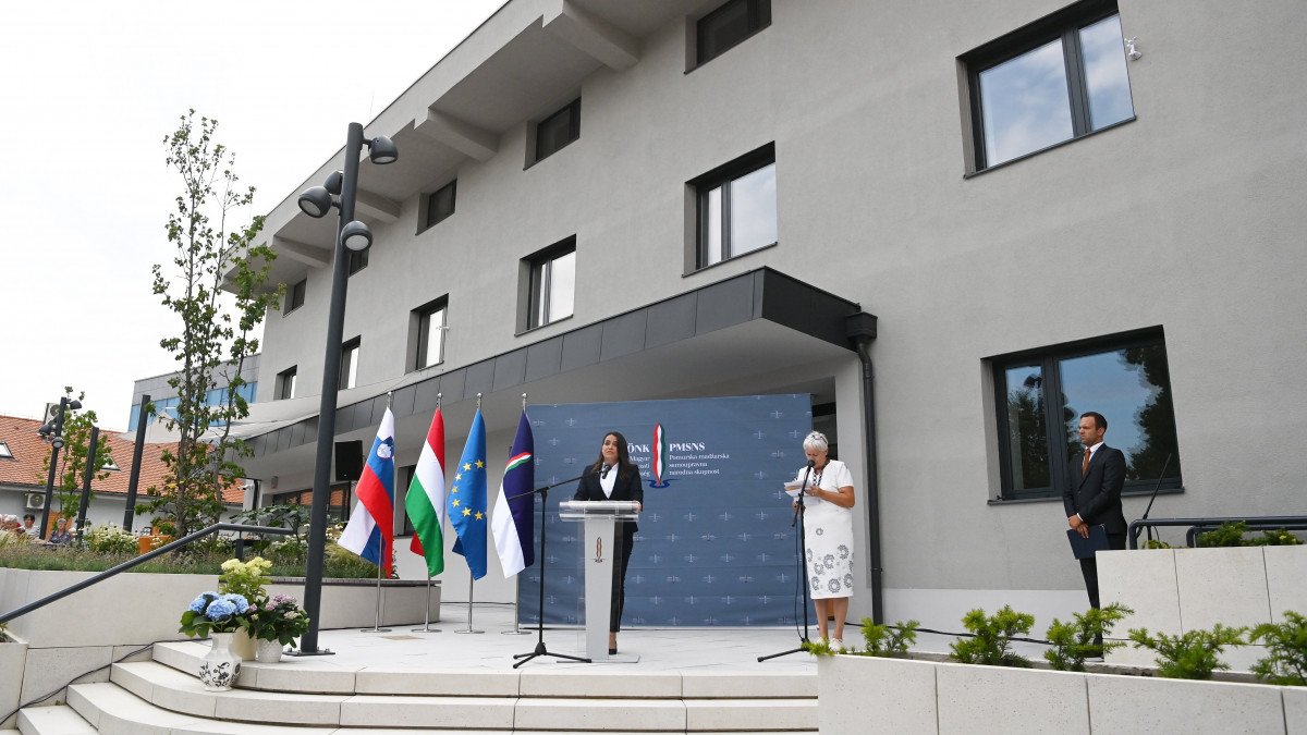Novák Katalin köztársasági elnök beszédet mond a Muravidéki Magyar Önkormányzati Nemzeti Közösség (MMÖNK) új székházának avatásán a szlovéniai Lendván 2022. július 15-én.