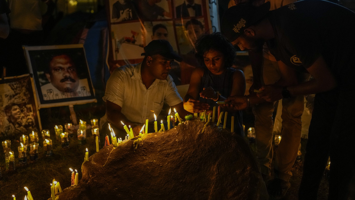 Gyertyát gyújtanak emberek az előző hónapok tüntetései során életüket vesztett társaik emlékére a tiltakozások helyszínén Colombóban 2022. július 16-án. Előző nap Ranil Vikremeszinghe Srí Lanka-i miniszterelnököt ideiglenes államfővé nevezték ki, miután Gotabaja Radzsapaksza elnök július 13-án külföldre menekült a hónapok óta tartó kormányellenes tüntetések hatására. A megüresedett államfői tisztség betöltéséről várhatóan július 20-án szavaz a parlament.
