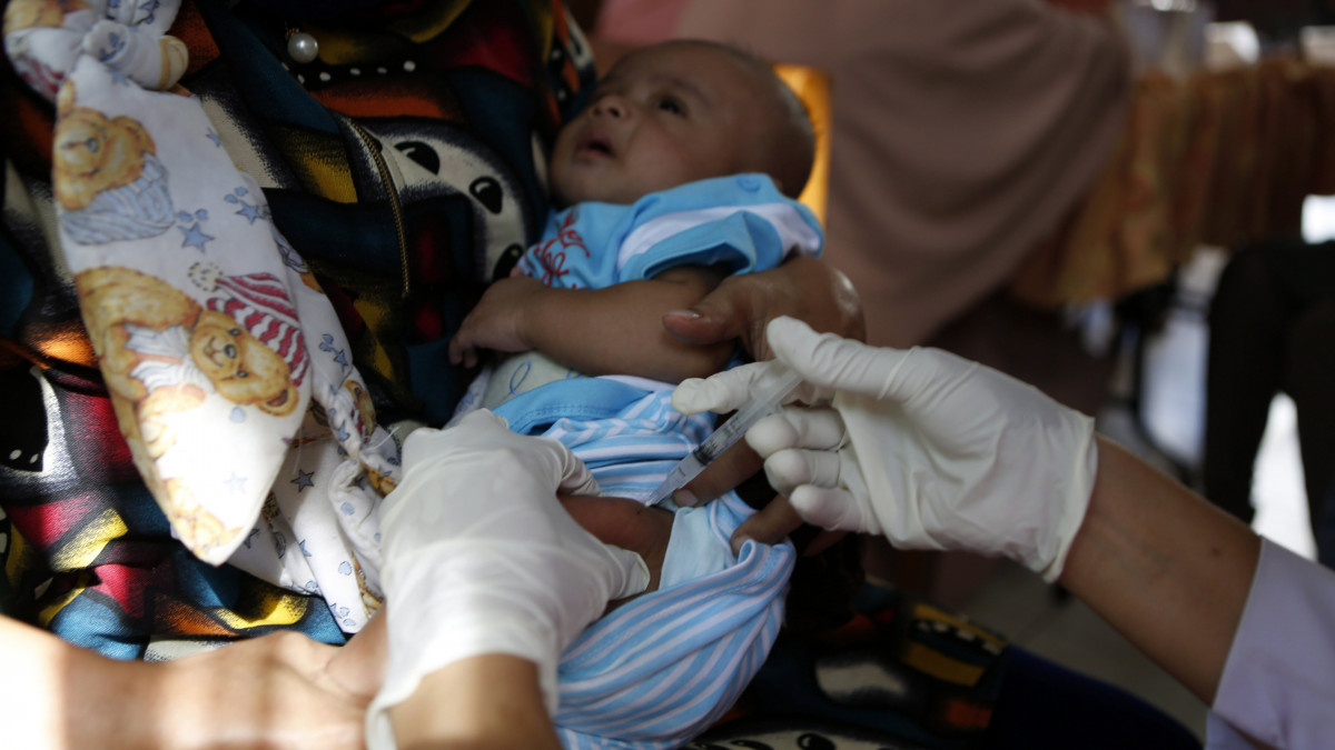 Banda Aceh, 2017. december 12.Diftéria elleni védőoltást kap egy indonéz kisgyerek a szumátrai Banda Aceh városban 2017. december 12-én. A Corynebacterium diphteriae baktérium okozta diftéria, népies elnevezéssel torokgyík immunizált állatok véréből készített vakcinával előzhető meg. A közvetlen érintkezés vagy cseppfertőzés útján terjedő légúti betegség halálos kimenetelű lehet. (MTI/EPA/Hotli Simanjuntak)