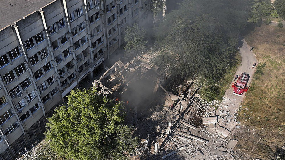 Az Ukrán Állami Katasztrófaelhárító Szolgálat által közreadott képen megrongált épület Mikolajivban 2022. július 17-én, miután orosz rakétatámadás érte a dél-ukrajnai várost.