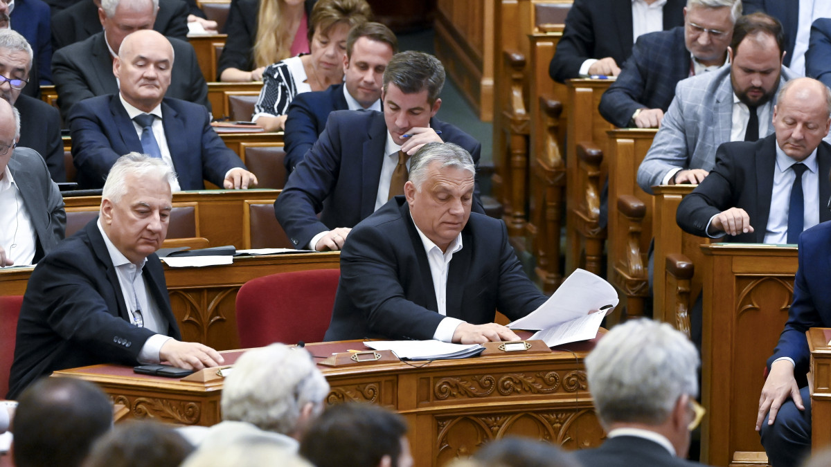 Orbán Viktor miniszterelnök (k), Semjén Zsolt nemzetpolitikáért felelős miniszterelnök-helyettes (b), valamint a képviselők szavaznak az Országgyűlés rendkívüli plenáris ülésén 2022. július 19-én. Az Országgyűlés 135 igen szavazattal, 54 nem ellenében elfogadta Magyarország 2023-as központi költségvetését.
