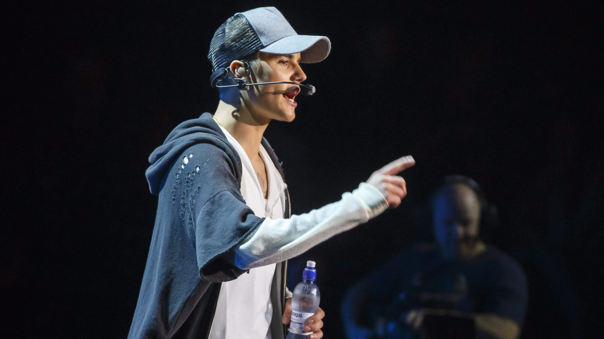 Oslo, 2015. október 30.Justin Bieber kanadai popénekes olsói koncertjének nyitódala közben 2015. október 29-én. Bieber váratlanul az első szám után levonult a színpadról és befejezte a koncertet. (MTI/EPA/Heiko Junge)