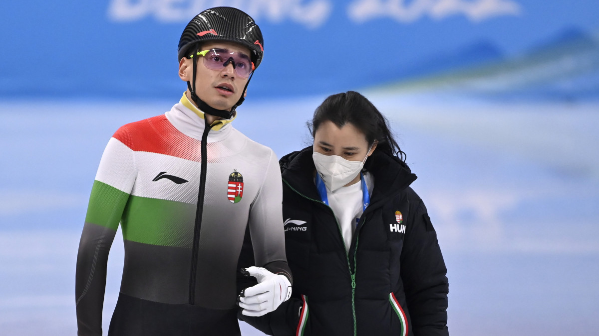 Liu Shaolin Sándor és Csang Csing Lina (b-j) vezetőedző a magyar rövidpályás gyorskorcsolya-válogatott edzésén a Fővárosi Fedett Stadionban 2022. február 1-jén, három nappal a 2022-es pekingi téli olimpia kezdete előtt.