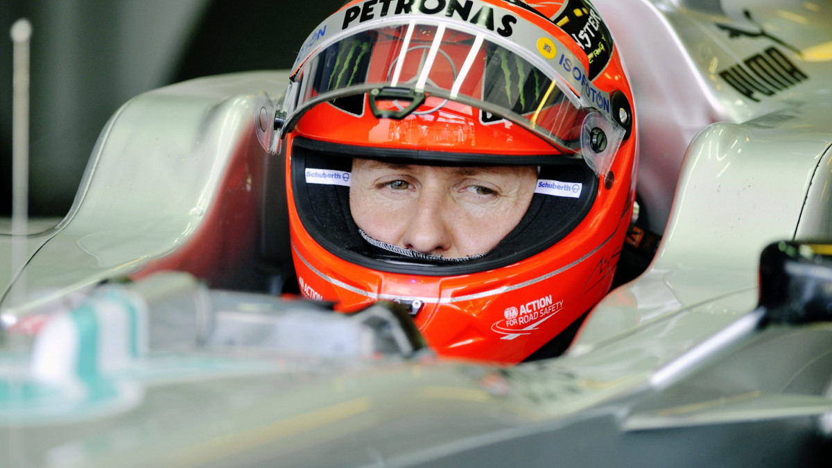 Michael Schumacher, a Mercedes német versenyzője ül autójában, a bokszutcában a július 29-i Forma-1-es XXVII. ENI Magyar Nagydíj első szabadedzésén a mogyoródi Hungaroringen 2012. július 27-én.