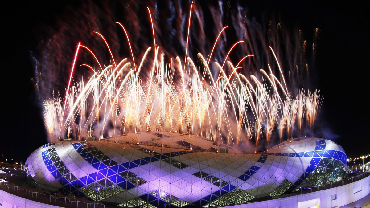 Tűzijáték fénye világítja meg az égboltot a Lusail stadion felett a 2015-ös katari férfi kézilabda-világbajnokság megnyitóján Dohában január 15-én.