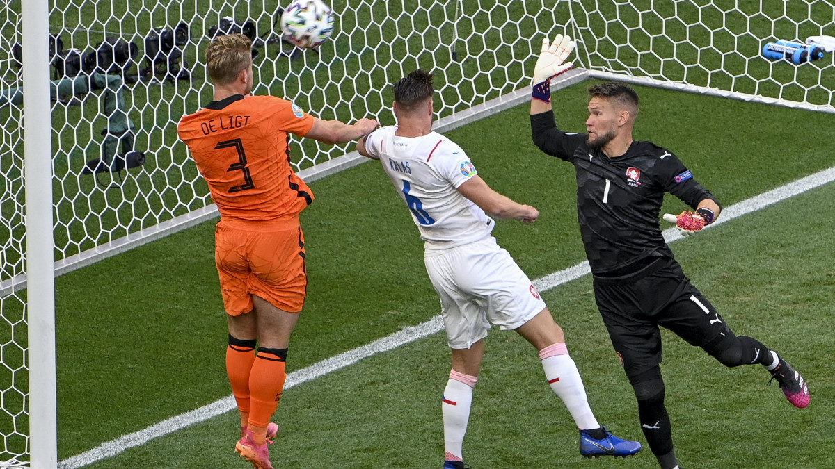 Tomás Vaclík cseh kapus és csapattársa, Tomás Kalas (k), valamint a holland Matthijs de Ligt a koronavírus-járvány miatt 2021-re halasztott 2020-as labdarúgó Európa-bajnokság nyolcaddöntőjében játszott Hollandia - Csehország mérkőzésen a Puskás Arénában 2021. június 27-én.