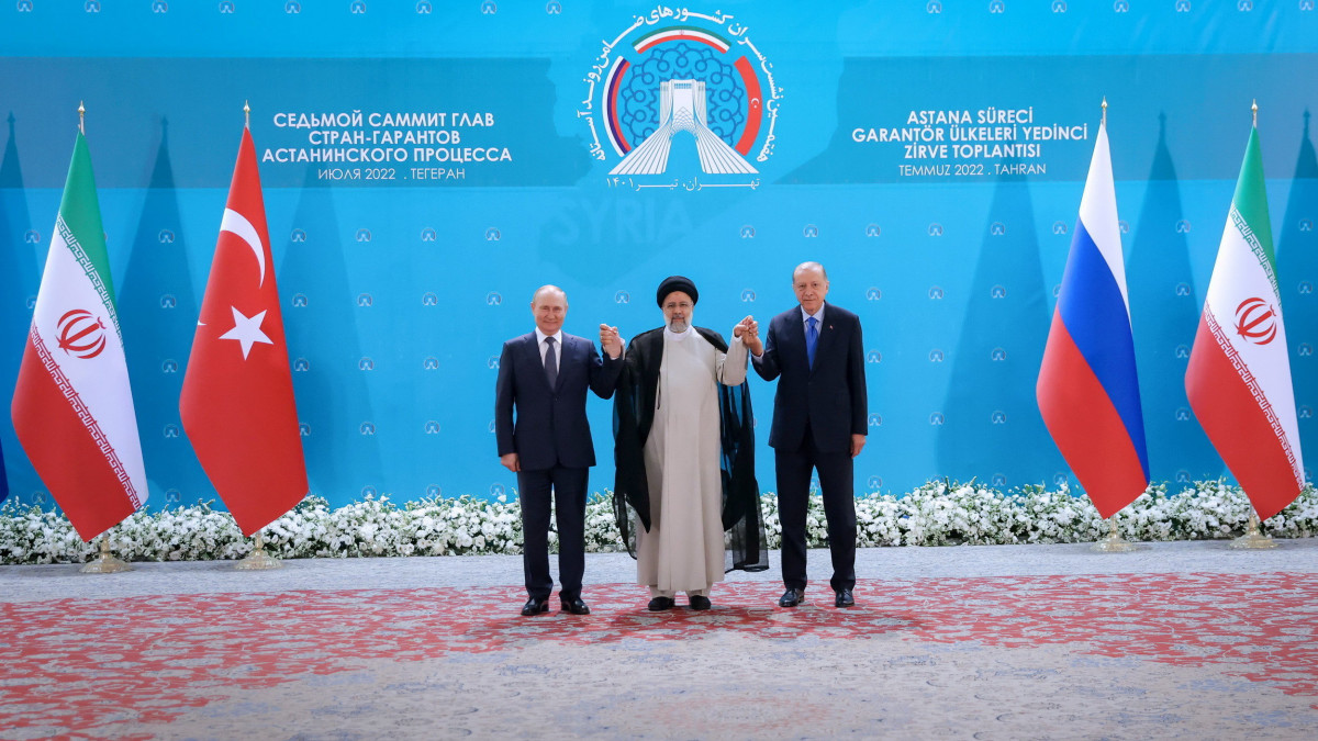 Az iráni elnöki hivatal által közzétett képen Vlagyimir Putyin orosz, Ebrahim Raíszi iráni és Recep Tayyip Erdogan török elnök (b-j) Teheránban 2022. július 19-én. A három vezető a 2011 óta tartó szíriai konfliktusról egyeztet az iráni fővárosban.