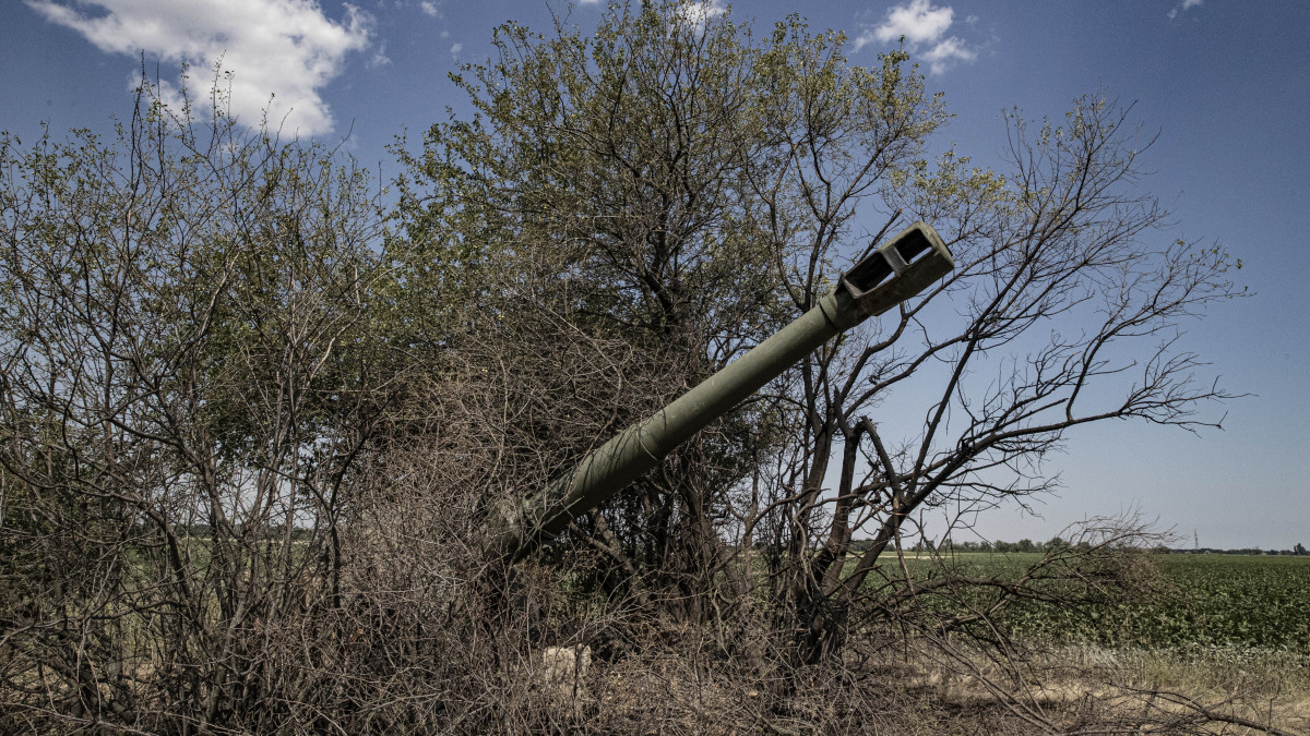 KHERSON, UKRAINE - JULY 15: Ukrainian artillerymen in the military assembly center check the weapons and special equipment to make them ready before they go to their duties at the frontline in Kherson, Ukraine on July 15, 2022. (Photo by Metin Aktas/Anadolu Agency via Getty Images)