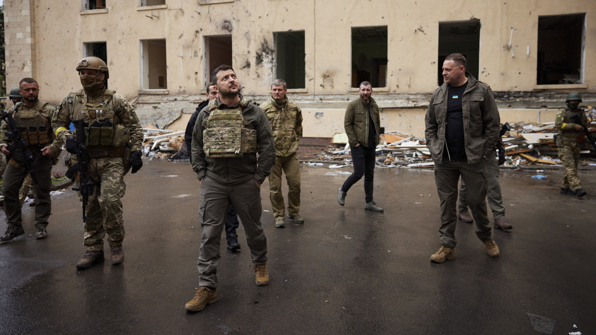 Az ukrán elnöki sajtóhivatal felvételén Volodimir Zelenszkij ukrán elnök (b3) látogatást tesz a kelet-ukrajnai Harkivban 2022. május 29-én. Zelenszkij az orosz invázió február 24-i kezdete óta először látogatott a keleti frontvonalra.