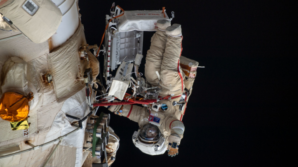 Oleg Artemjev orosz űrhajós egy áprilisi űrséta során.NASA