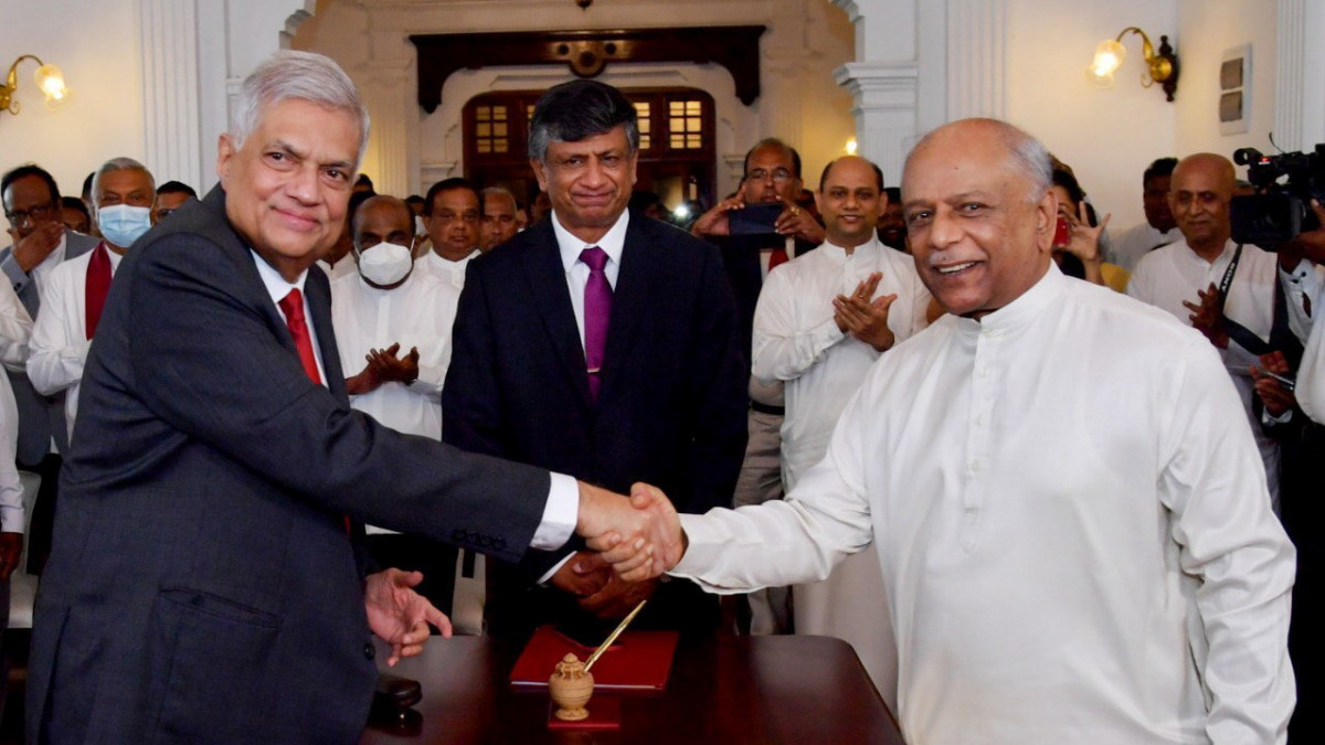 A Srí Lanka-i elnöki hivatal médiaosztályának felvételén a miniszterelnökké kinevezett Dines Gunavardena korábbi külügyminiszter (j) és Ranil Vikremeszinghe új államfő kezet fog Gunavardena beiktatási ünnepségén Colombóban 2022. július 22-én.