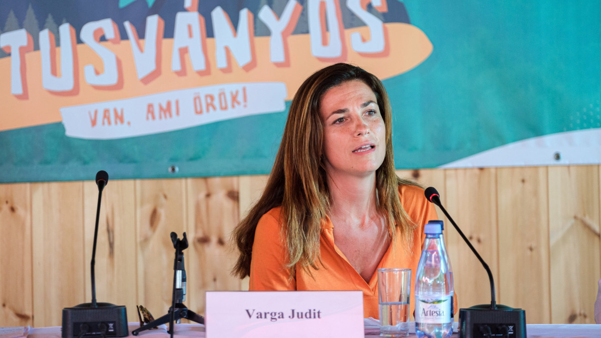 Varga Judit igazságügyi miniszter a 31. Bálványosi Nyári Szabadegyetem és Diáktáborban tartott pódiumbeszélgetésen az erdélyi Tusnádfürdőn 2022. július 22-én.